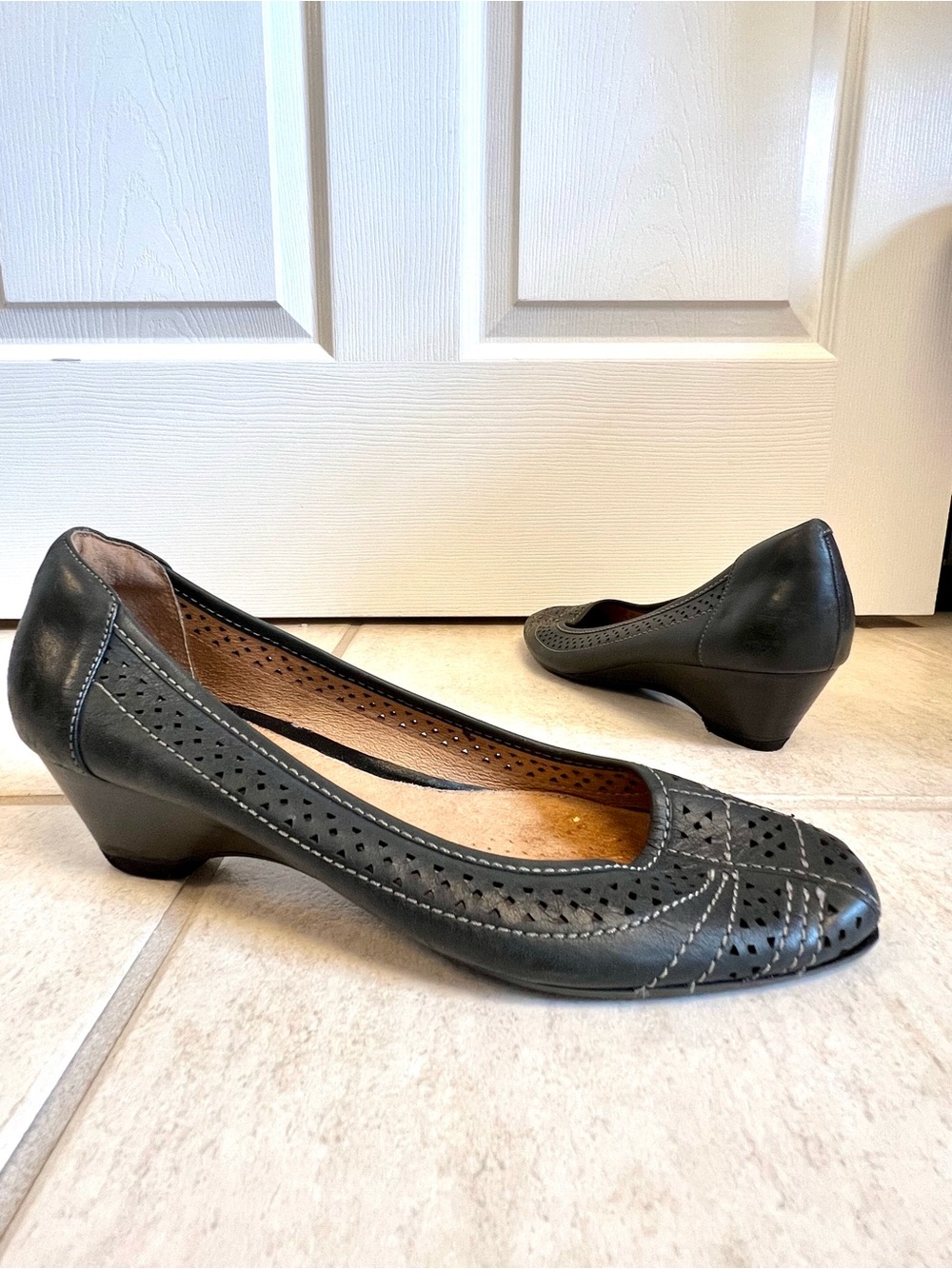 Clarks Artisan Black Perforated Leather Low Heel Pumps Comfort Career Shoes 9.5M